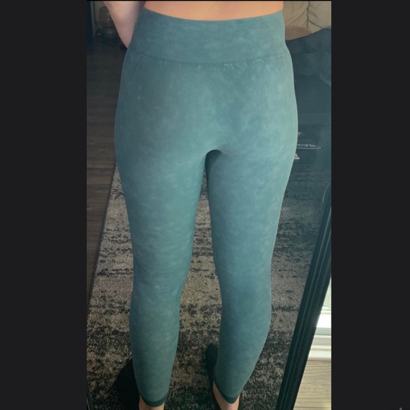 Yelete Textured Detail Active Leggings - Picture 2 of 5